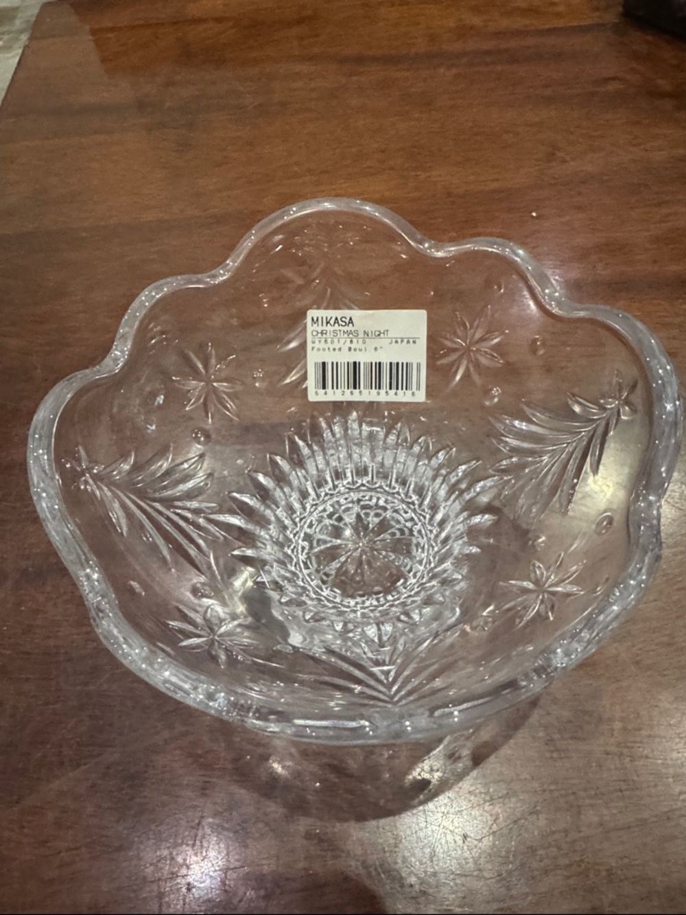 Mikasa Clear Scalloped Pressed Glass Serving Bowl